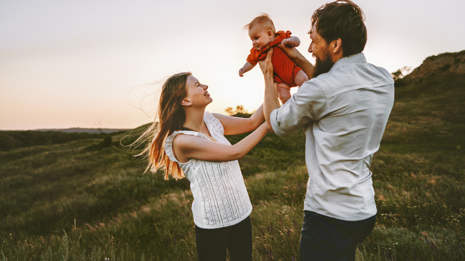 Forsikre det som er viktig i livet; Ung familie ute i naturen.